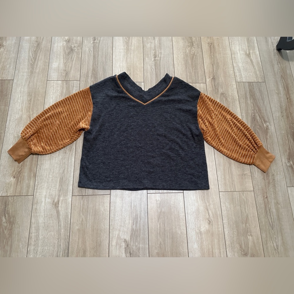 THML Women’s long sleeve loose fitting blouse. EUC